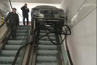 Otomobil AVM'nin yürüyen merdivenine daldı