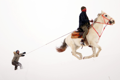 Erzurum Ovası'nda atlı kayak